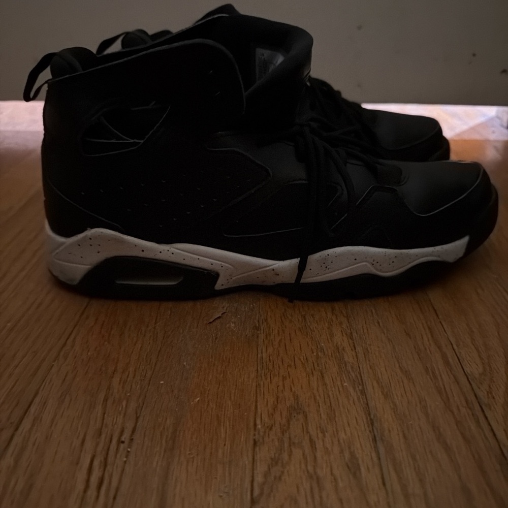 Jordan Flight Club '91
Black White Size 10 1/2 Jordans